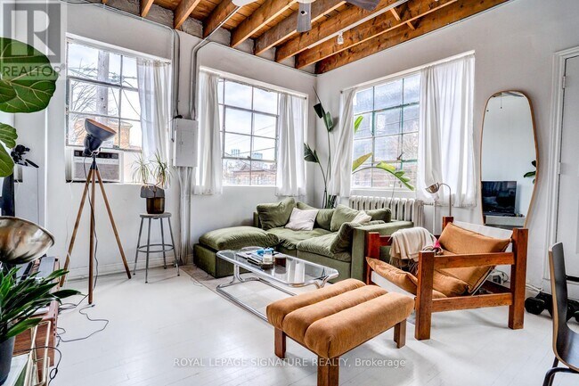 Photo - 922 King St W