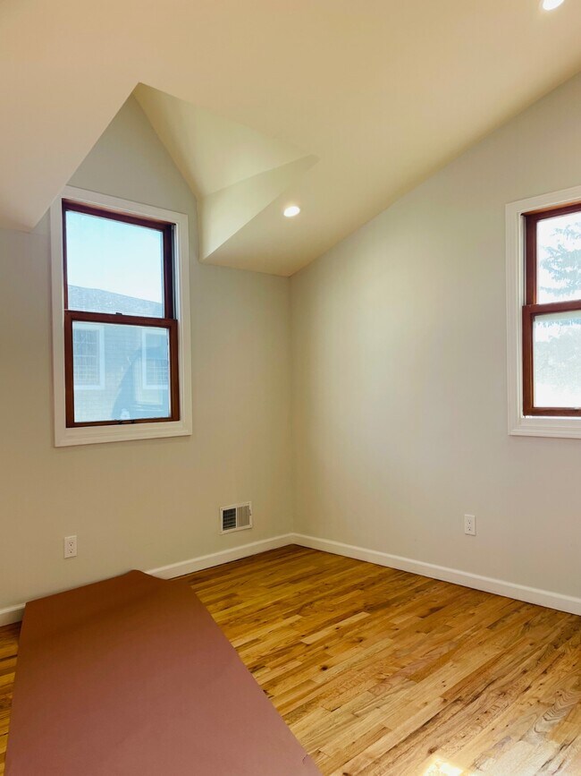 Photo - 16 Oldwood Rd S