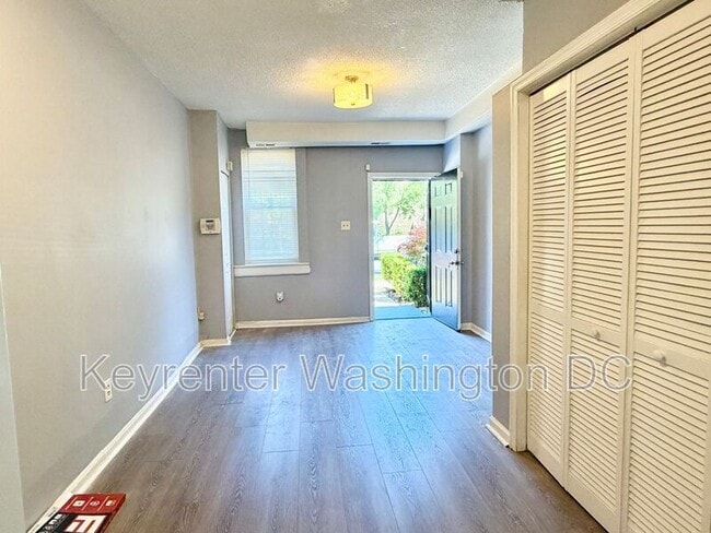 Photo - 1537 A St SE