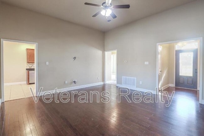 Photo - 954 Old Towne St
