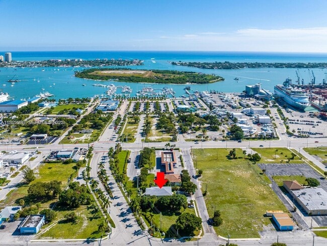 Building Photo - 56 W 12th St Unit C