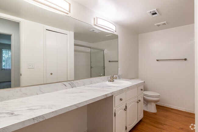 1BR, 1BA - 915SF, Bathroom - Bloomfield On The Green - West Bloomfield, MI