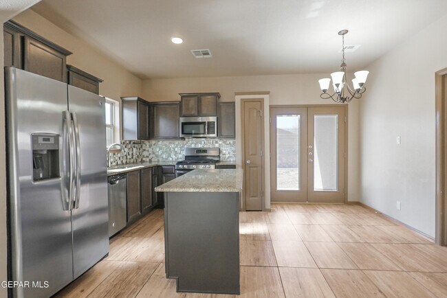 Photo - 4941 Ruben Soto