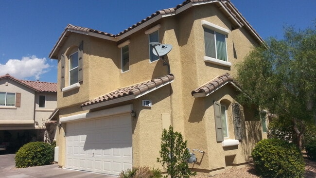 Building Photo - Beautiful SW 4 bedroom home with 2 car garage!