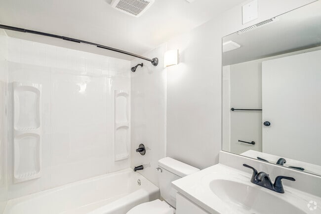 2BR, 2BA - 850SF - Second Bathroom