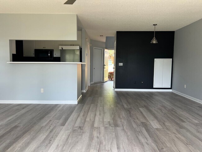 Photo - 115 W Briar Dr