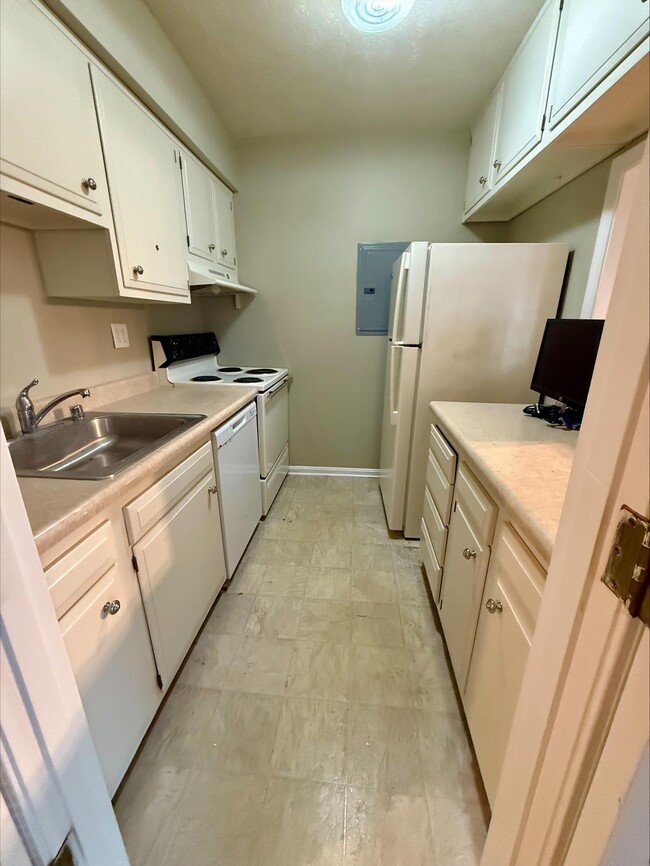 612 Breckenridge #3 Kitchen - Plymouth Village Apartments