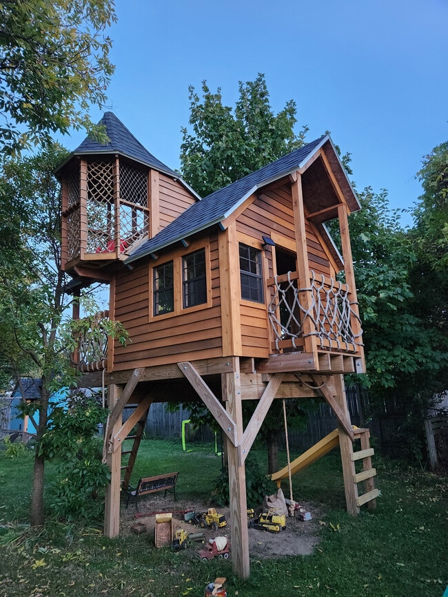 Playhouse - 134 W Lincoln St