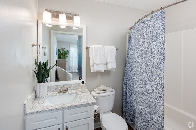 Baño principal. - Seaside Grove Apartments