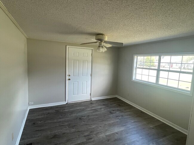 Photo - 102 W Cedar St