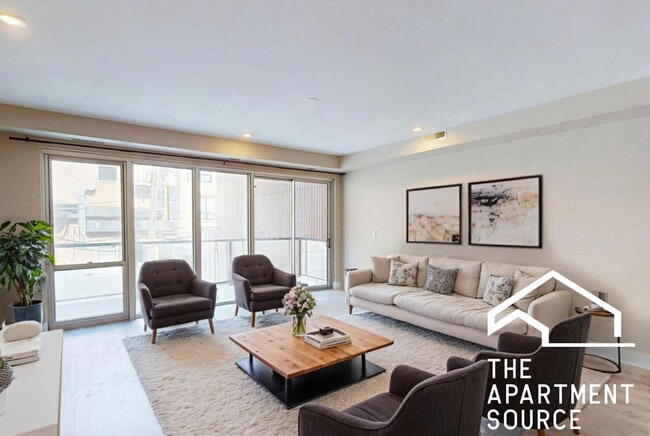 Building Photo - 1342 W Randolph St Unit 2C