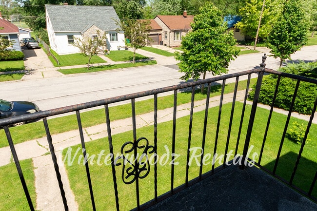 Shared Balcony - 1432 Porlier St
