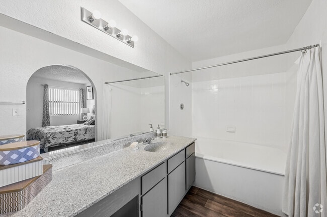 1BR, 1BA - 720SF - Bathroom