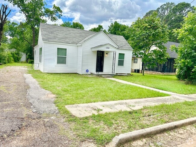 Building Photo - 108 W Hughes St Rental