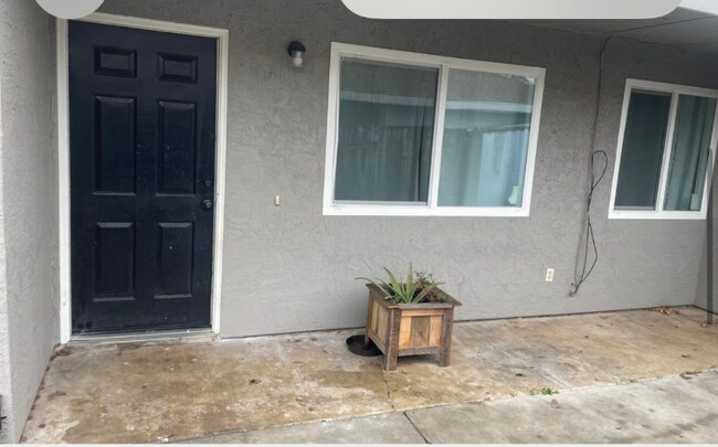 Photo - 581 Stratford Ct