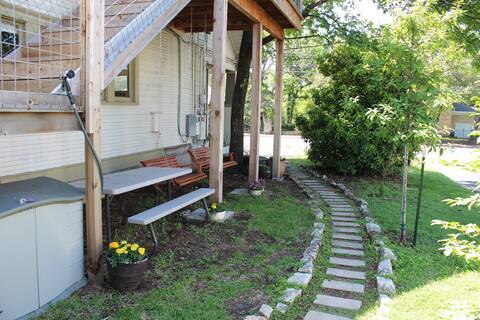 Abajo también - 1822 W 35th St Unidad Bradz Upstairs