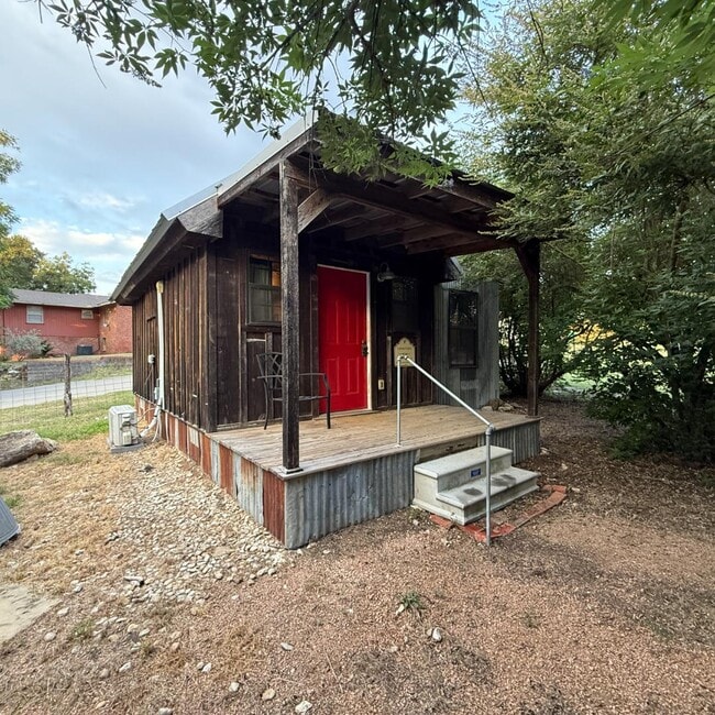 Photo - 607 Live Oak St