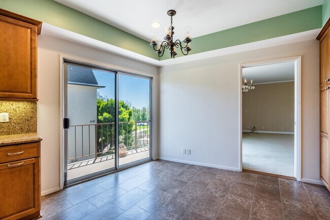 Photo - 10996 Wellworth Ave Unit 4