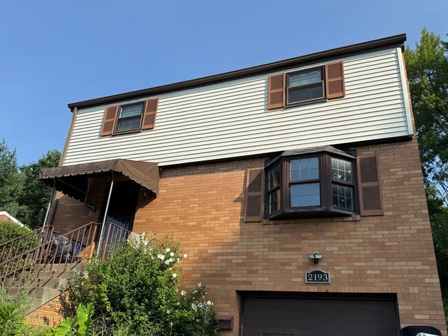 Building Photo - Luxury 3-Bedroom, 1-Bathroom House in Broo...