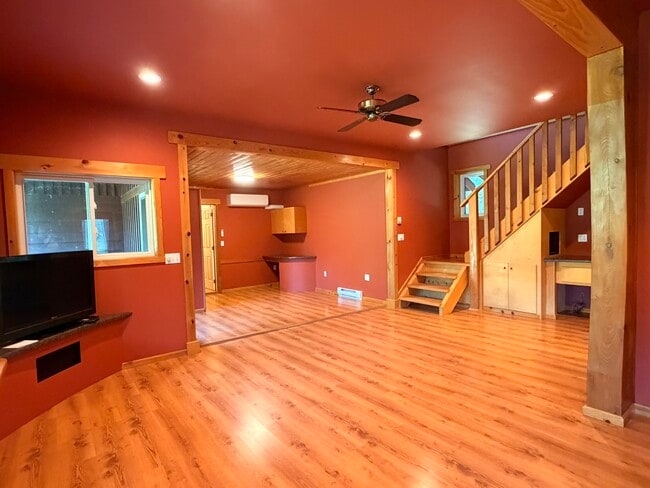 Photo - 1560 Bellevue Rd