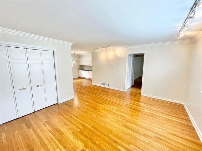 Building Photo - 3660 Peachtree Rd Unit C3