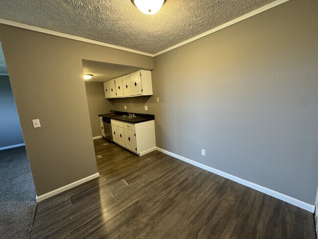 Easy Like Sunday Morning — Comfortable 2 Bed Apartment in Pawnee