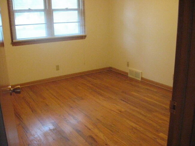 Duplex-Great neighborhood! NEW REDUCED PRICE - $1395 per month!