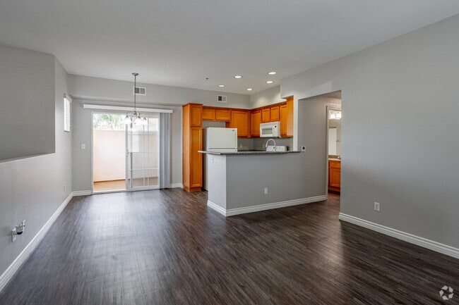 2BR, 2BA - 923SF