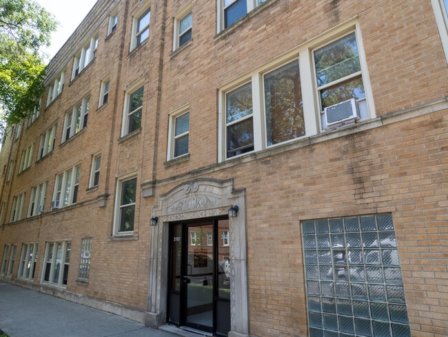 Building Photo - 3107 W Ainslie St Rental