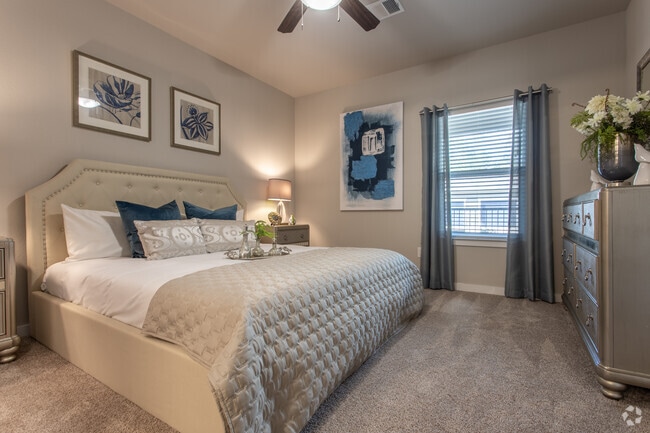 1 BR, 1 BA - 605 SF