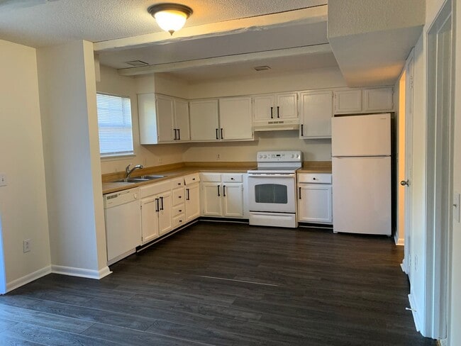 Photo - Lovely Heathstead 3 Bedroom Townhouse!