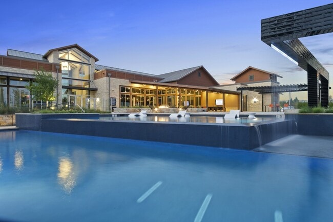 The amenity offerings of Windsor Windsor Lakeyard District have been tailored to serve all of your daily lifestyle needs.
