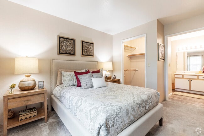 2BR, 2BA - 797 SF