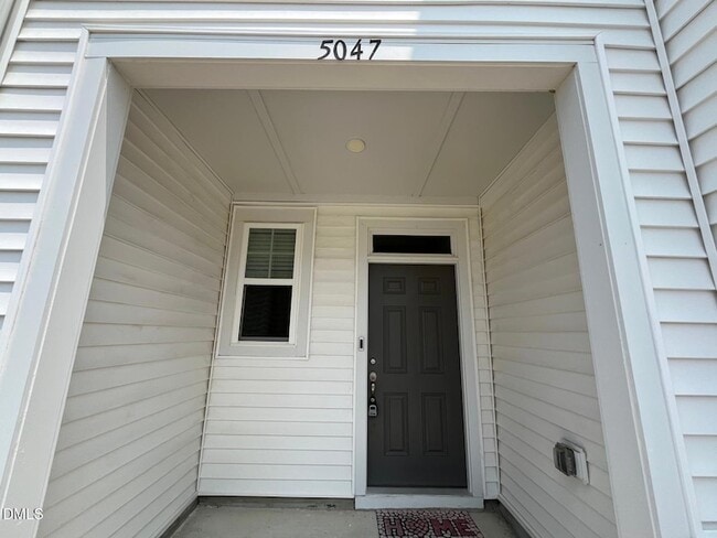 Photo - 5047 Tura St