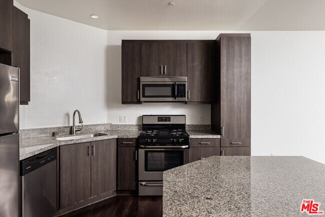 Building Photo - 1408 W Washington Blvd Unit 207