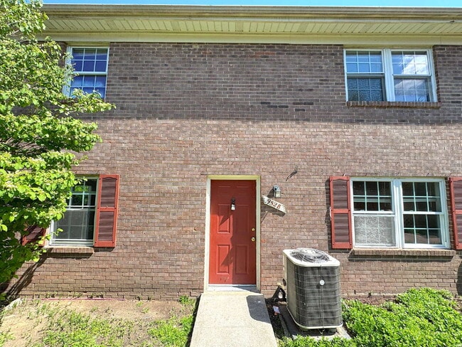 Building Photo - Charming Townhome with Modern Touches & Commuter Convenience!