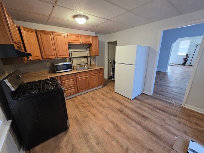 Kitchen - 611 Moir Ct Unit Apt 1