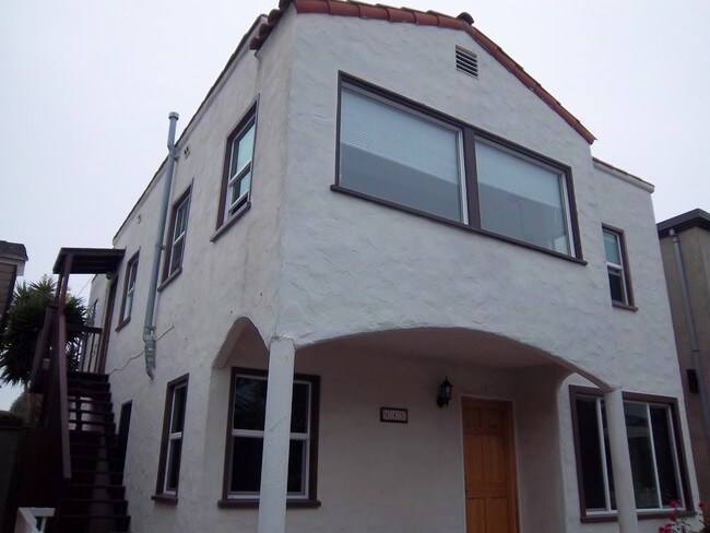 Front on 34th st - 445 34th St Unit Upper