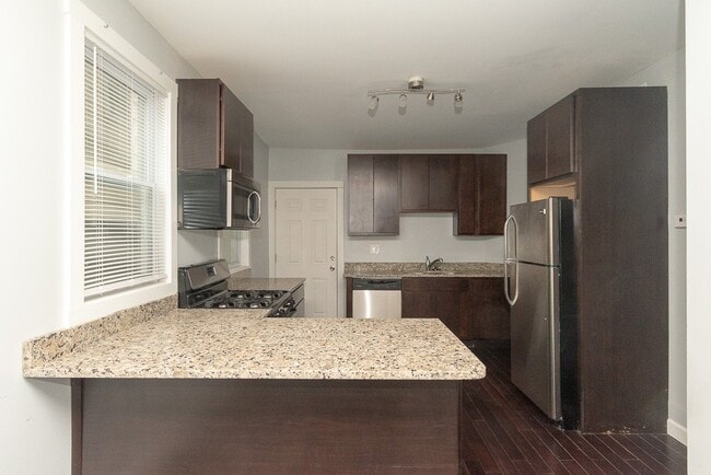 Building Photo - 2968 N Ridgeway Ave Unit 2r Rental