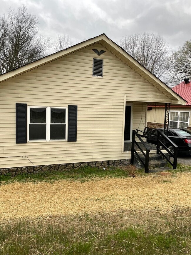 Spacious 4 Bedroom/2 Bath Home - Spacious 4 Bedroom/2 Bath Home
