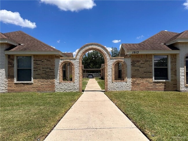 Building Photo - 13 West Dr Unit 3