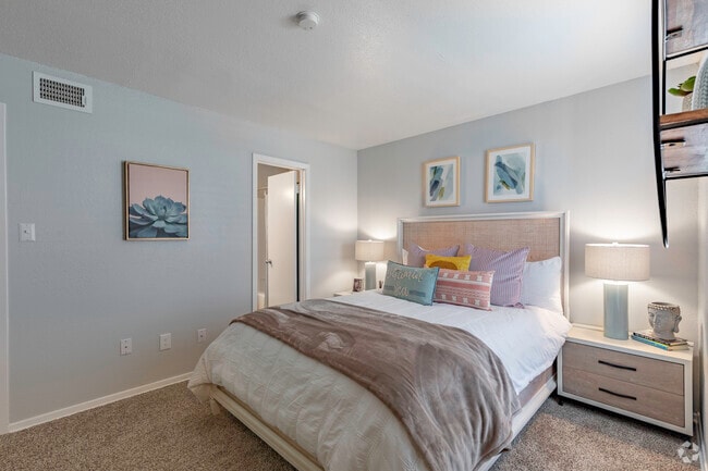 2BR, 2BA - 924 SF