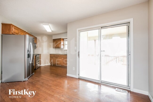 Photo - 1049 NE Queens Cir