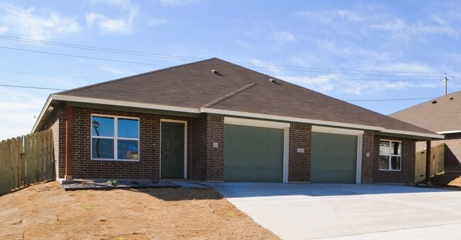 Building Photo - 1001 Cline Dr Unit B - 1001 Cline Dr Rental
