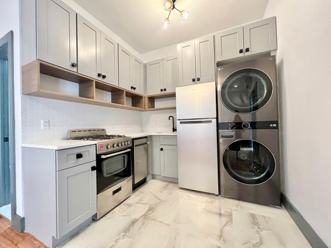 Photo - 52 Monitor St