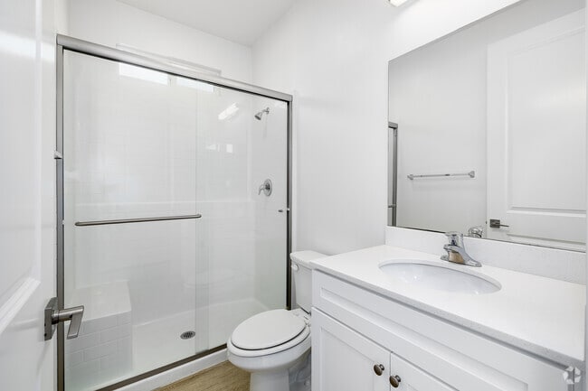 2BR, 2BA - 977SF - Primary Bathroom
