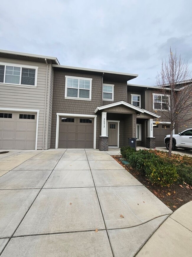 Building Photo - Beautiful Townhomes in East Medford