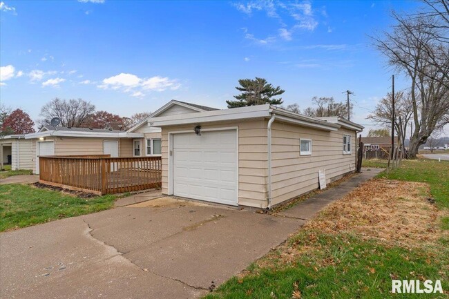 Photo - 925 2nd Ave E