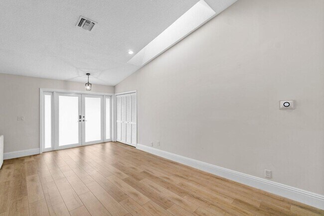 Photo - 4593 Ellwood Dr