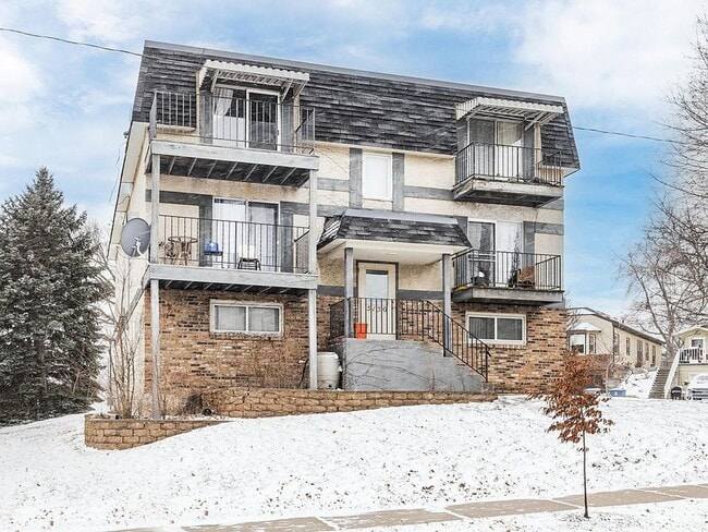 Building Photo - Bright, Stylish Corner 2 Bedroom Unit in an Awesome Location!